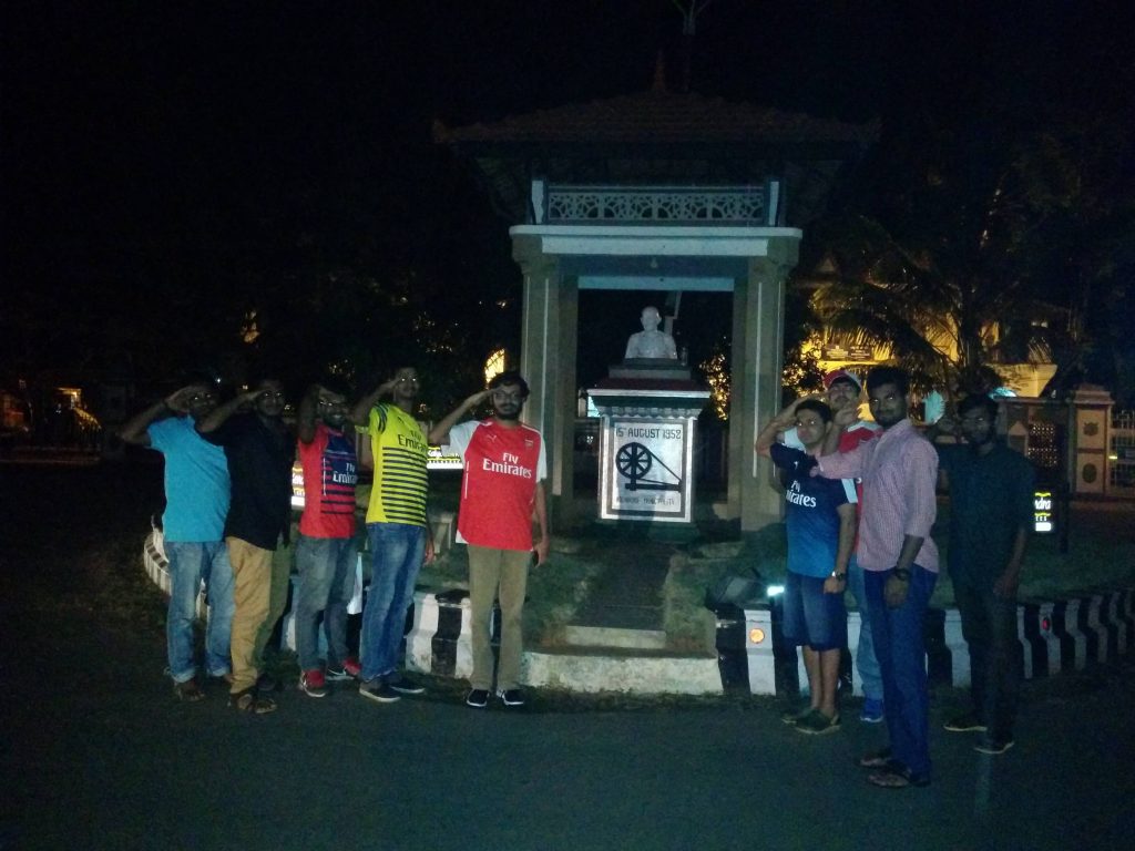 August 14th wasn't just the night EPL kicked off for Arsenal, it is also the eve of India's Independence Day. The AKSC members shown in picture pay tribute to a statue of the father of our nation - Mahatma Gandhi, with a midnight salute.